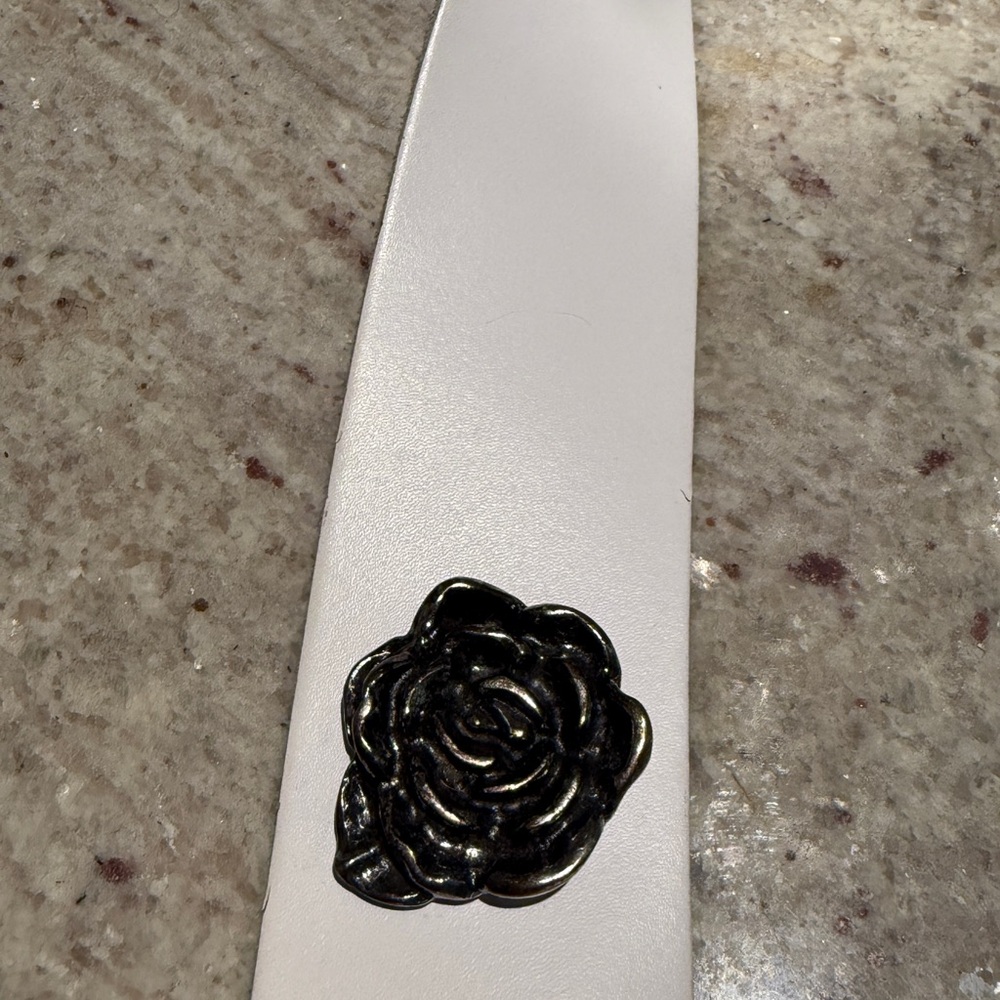 White Belt with Silver Rose Accents - Picture 4 of 6